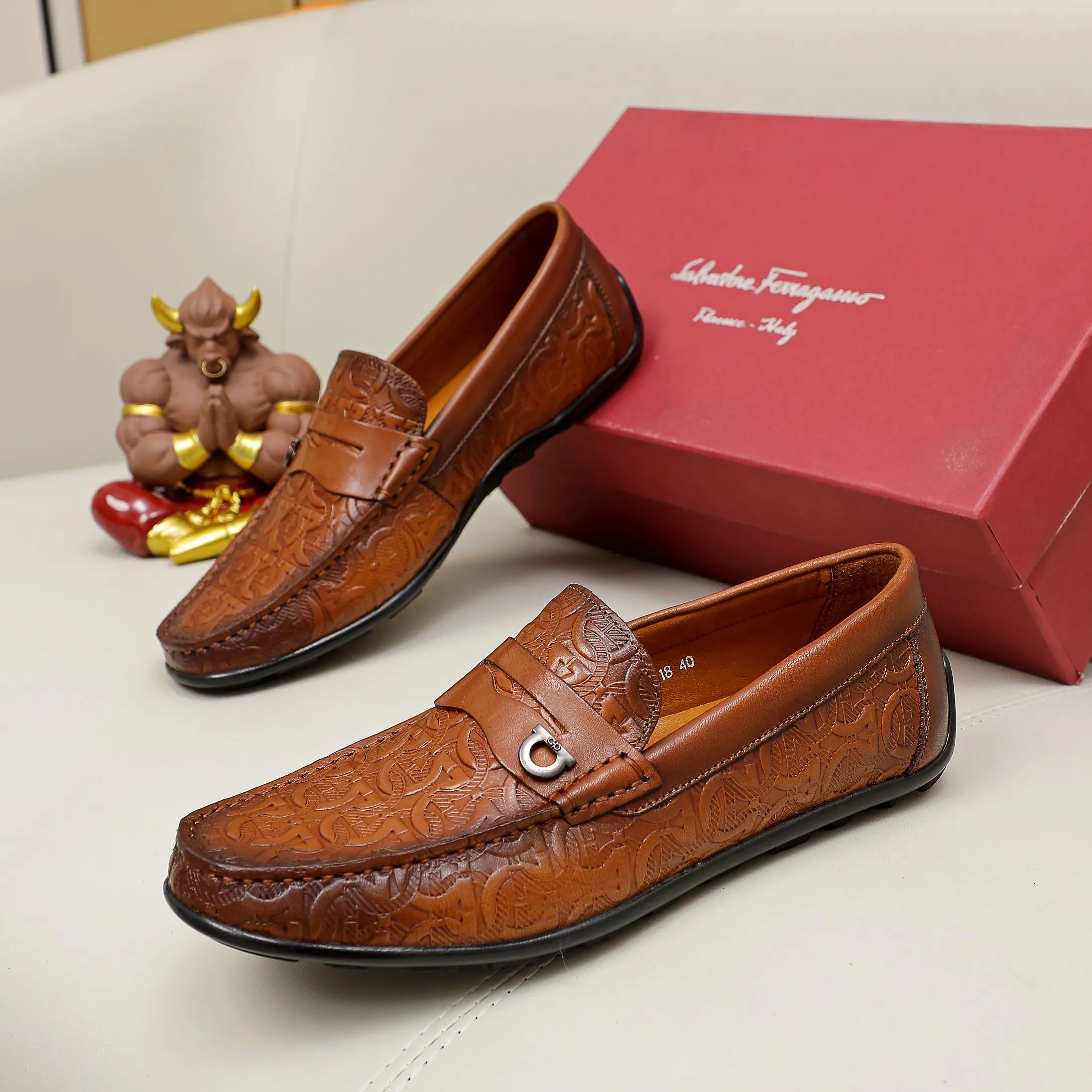Men's clothing and shoes💰360 🔥Ferragamo's new men's casual slip-on shoes🇨🇳Official website original 1:1 mold opening, original quality💯Fine workmanship, high-end luxury☘The upper is made of imported Italian first-layer cowhide🌴Top layer🐷Leather lining🍓Rubber wear-resistant and non-slip outsole, breathable and comfortable to wear🍍The first choice for high-grade men🍉Black, brown. Code number 38-45